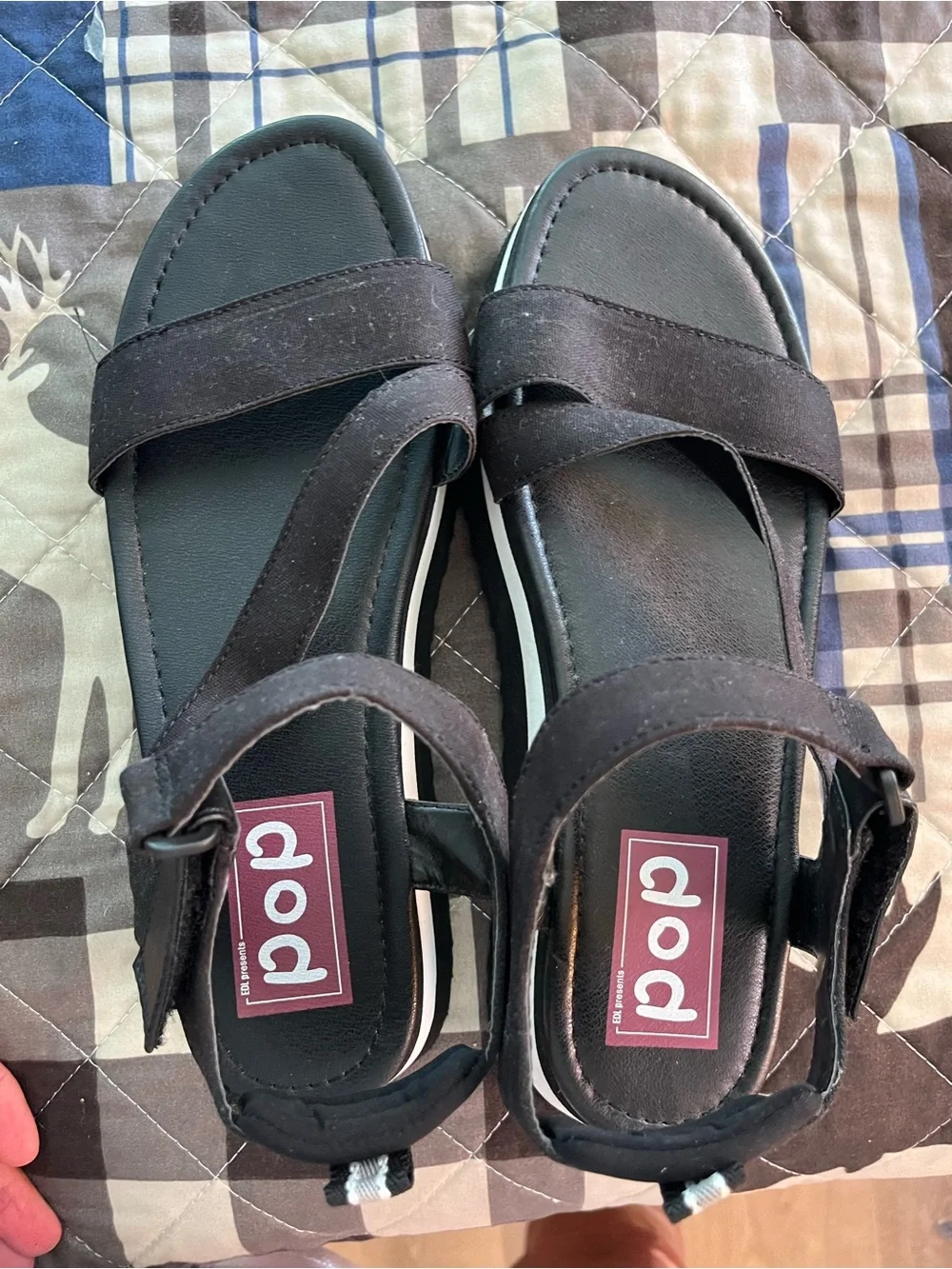 NWOT CUTE POP SANDALS SIZE 8